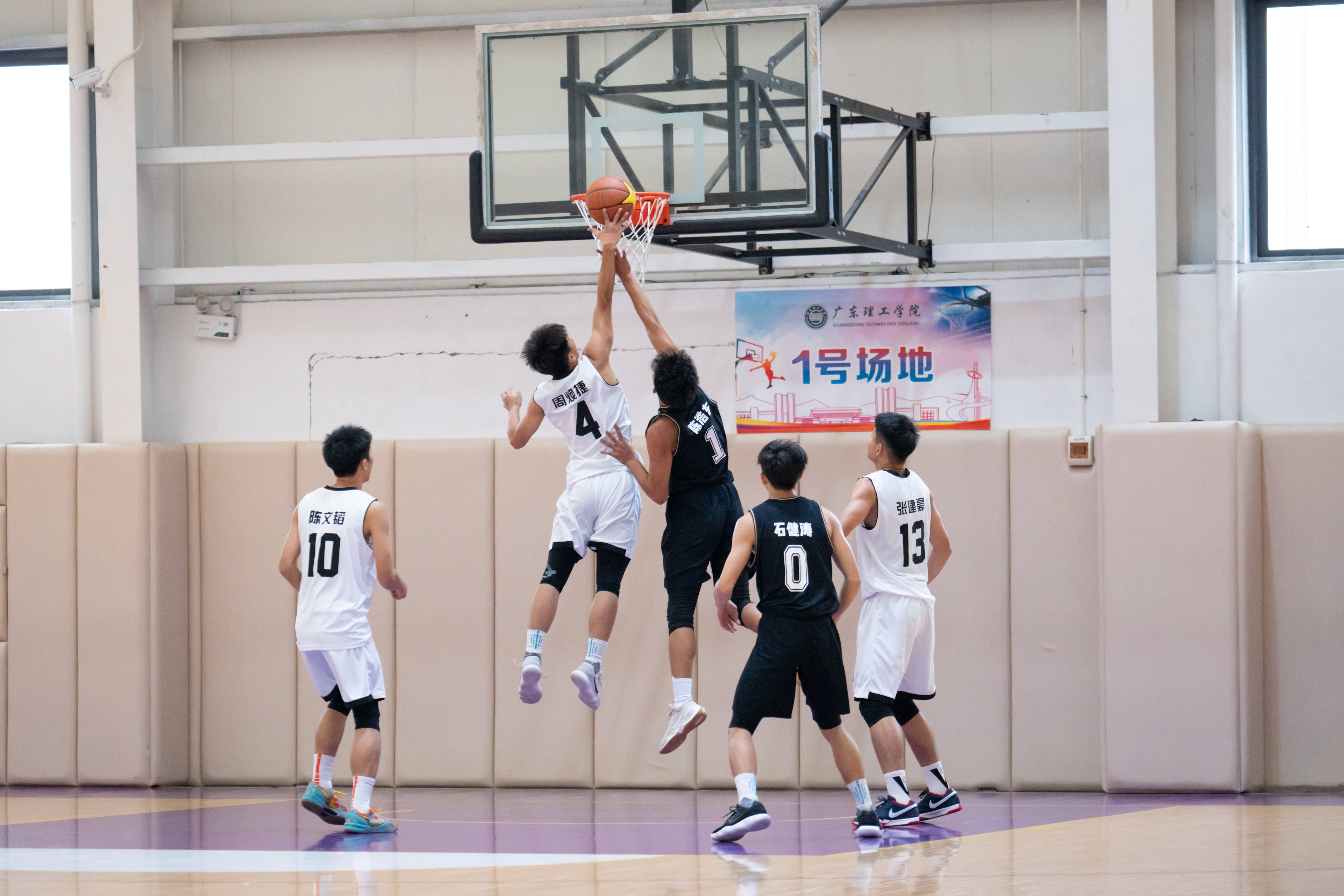 华体会投注-关于火热的篮球赛场，谁将夺得胜利？的信息