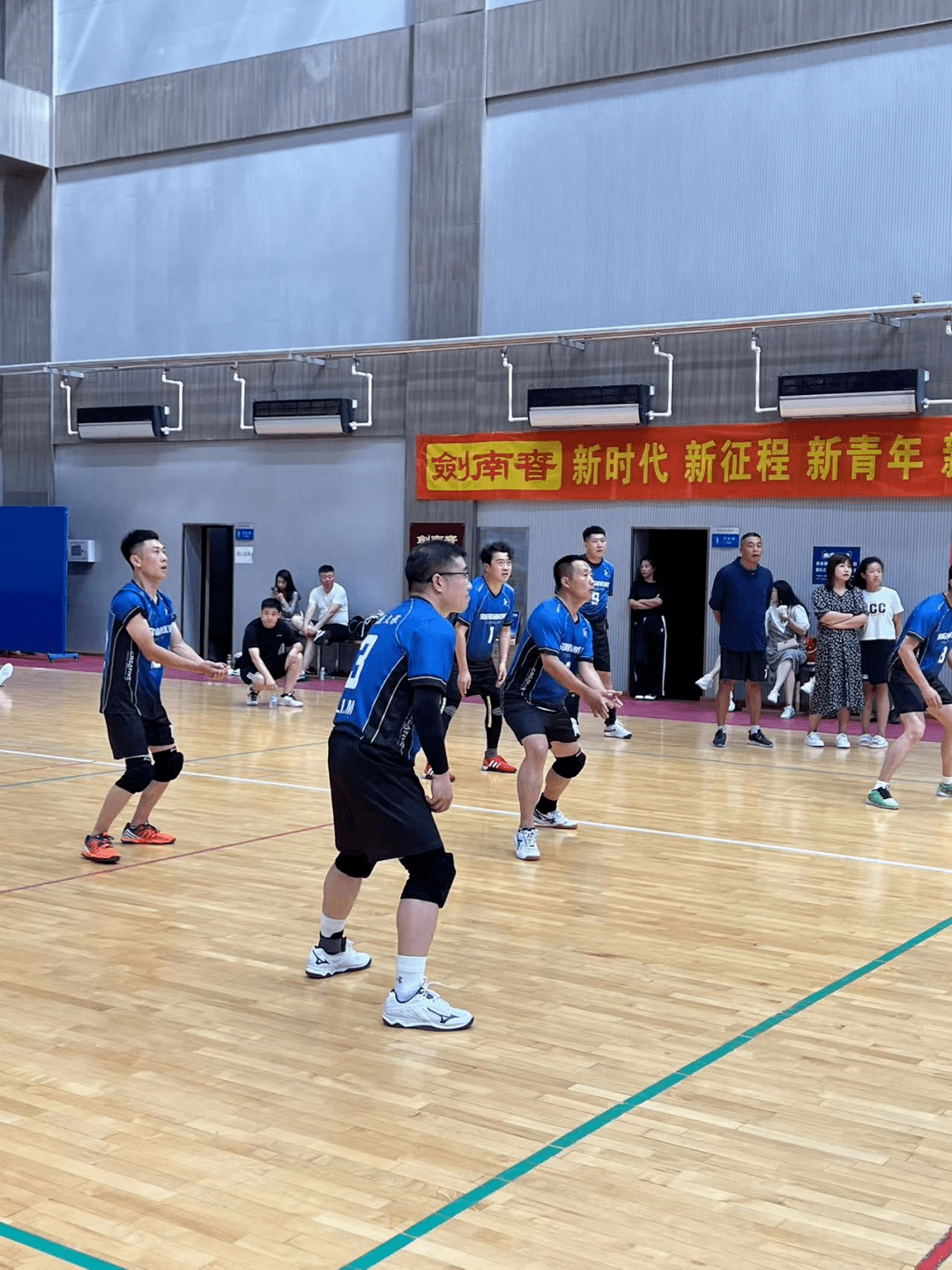 关于里昂队名宿出席比赛现场体育精神激发的信息 关于里昂队名宿出席比赛现场体育精神激发的信息