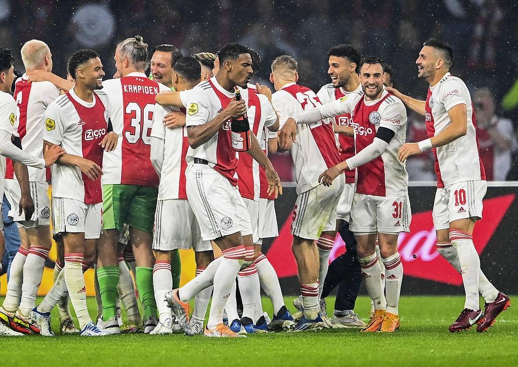 包含瓦伦西亚大胜毕尔巴鄂，跻身积分榜前列的词条